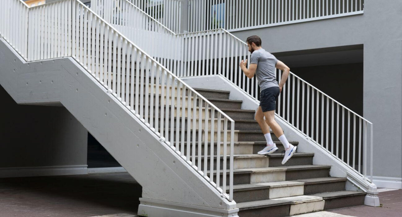 mężczyzna biega po schodach i wykonuje ćwiczenia na kondycję