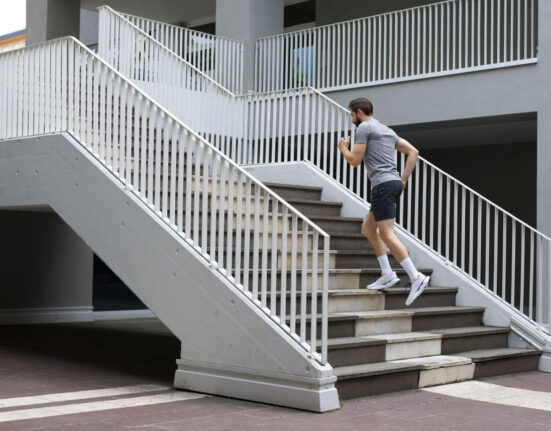 mężczyzna biega po schodach i wykonuje ćwiczenia na kondycję